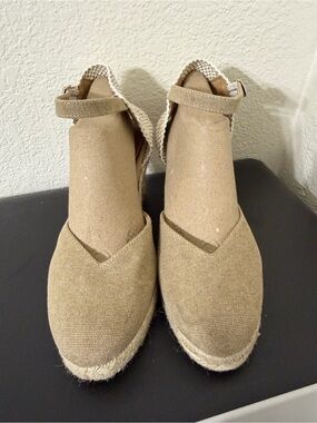 Paseart closed toe espadrille wedge sandals V-shape size 38 (7.5)